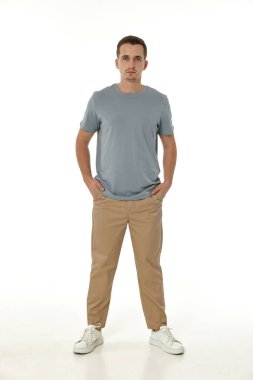 Beyaz arka planda yakışıklı, genç sakin bir adam.