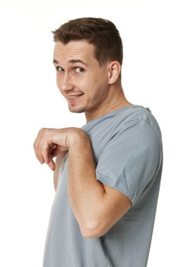 Beyaz arka planda suratını buruşturan komik bir gencin portresi