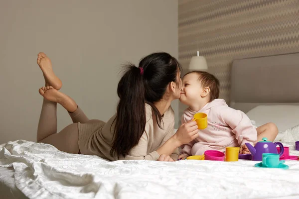 Mutter Und Kleine Tochter Spielen Teeparty Und Verbringen Zeit Miteinander — Stockfoto