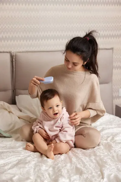 Charmante Mutter Bürstet Ihre Süße Kleine Tochter Auf Dem Bett — Stockfoto