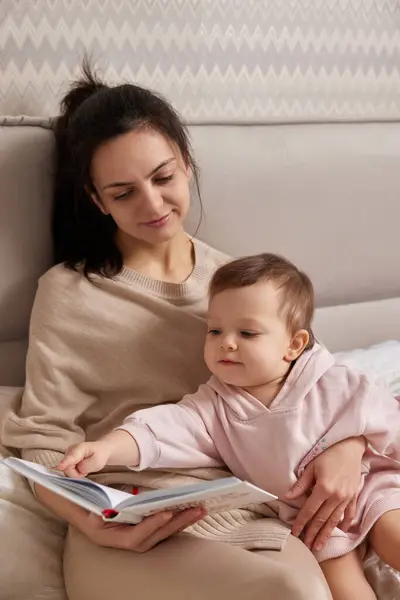 Schöne Mutter Liest Ihrer Kleinen Tochter Bett Buch Vor — Stockfoto