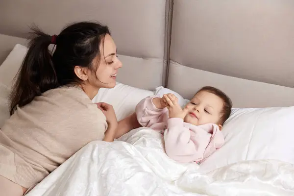 Happy Mother Playing Her Cute Little Daughter Bed Bedroom Любящая — стоковое фото