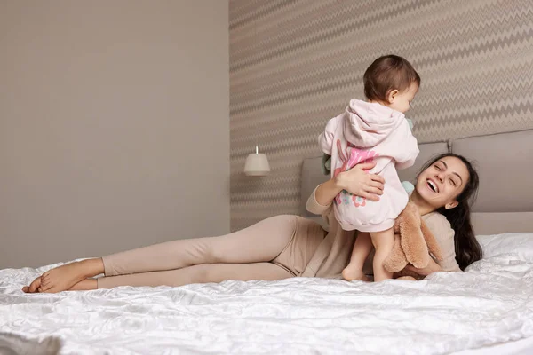 Glückliche Mutter Und Ihre Kleine Tochter Spielen Mit Hasenspielzeug Schlafzimmer — Stockfoto