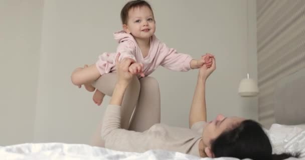 Szczęśliwy Biały Matka Lifting Powietrze Słodkie Małe Dziecko Córka Sypialni — Wideo stockowe