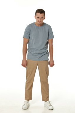 Beyaz stüdyo arka planında bağıran sinirli adam.