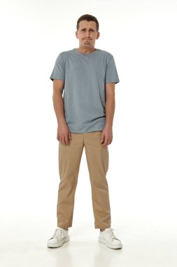 Beyaz arka planda hayal kırıklığına uğramış genç bir adam. Üzüntü