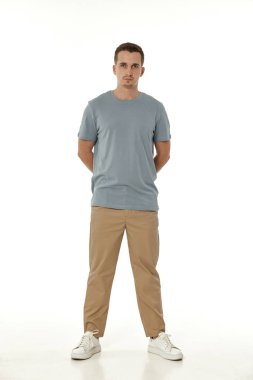 Beyaz arka planda yakışıklı, genç sakin bir adam.