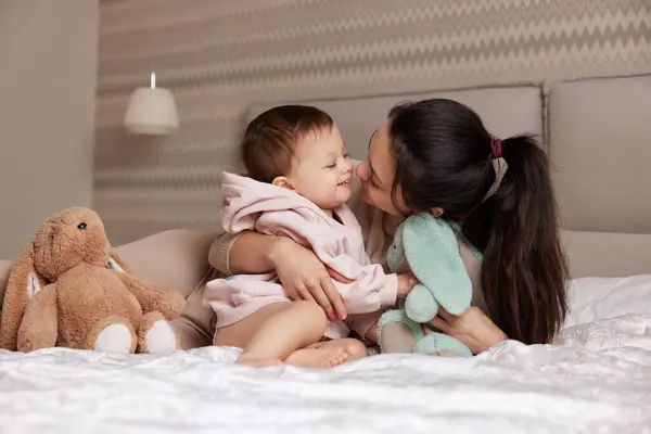 Glückliche Mutter Und Ihre Kleine Tochter Spielen Mit Hasenspielzeug Schlafzimmer — Stockfoto