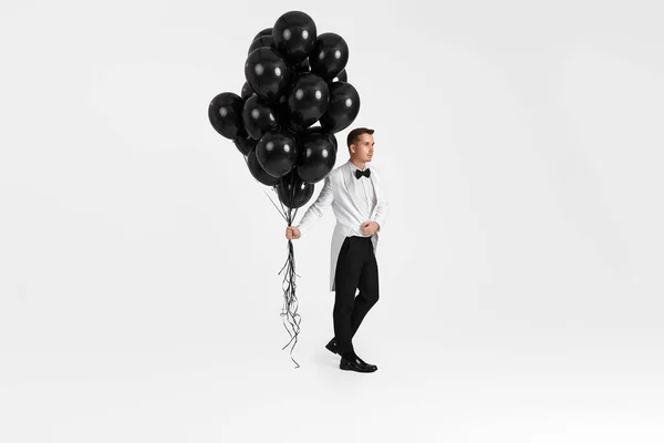 Κομψό Καυκάσιος Επιχειρηματίας Λευκό Κοστούμι Σμόκιν Κρατώντας Μπαλόνια Ηλίου Λευκό — Φωτογραφία Αρχείου