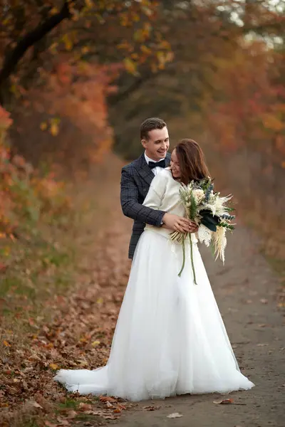Krásná Smyslná Nevěsta Bílých Svatebních Šatech Ženich Stojící Venku Přirozeném — Stock fotografie