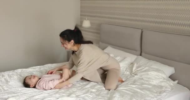 Νεαρή Μητέρα Γαργαλάει Την Κορούλα Της Στο Πρωινό Υπνοδωμάτιο — Αρχείο Βίντεο