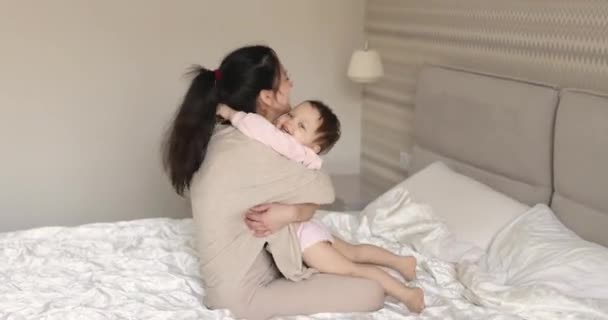 Schattig Kind Dochter Omarmen Haar Moeder Mam Knuffelt Kust Haar — Stockvideo