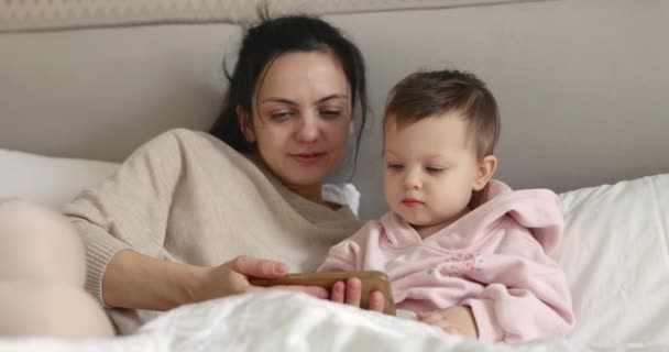 Kaukaska Matka Dziecko Korzystające Smartfona Domu — Wideo stockowe