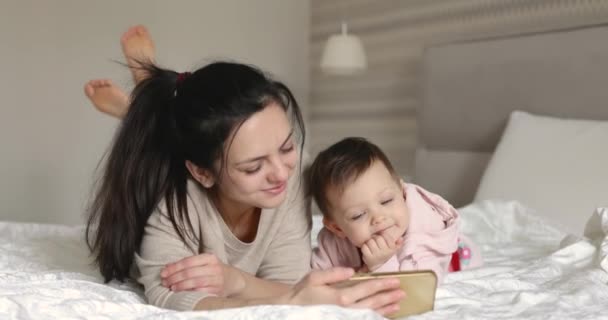 Vit Mamma Och Barn Njuter Att Använda Smarttelefon Sovrummet Hemma — Stockvideo