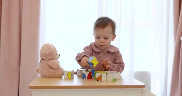 Счастливая Милая Маленькая Девочка Играющая Кубиками Столе Своей Комнате — стоковое видео