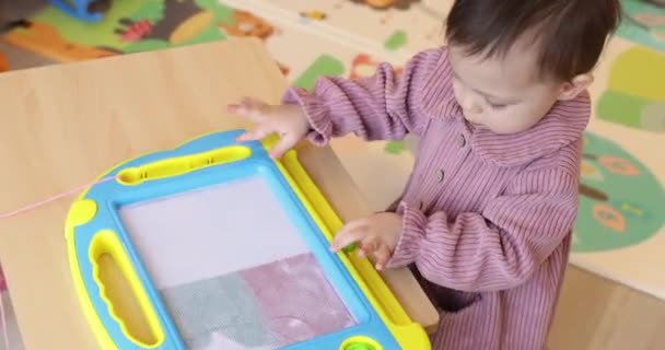 Kleines Mädchen Zeichnet Auf Magnetisch Löschbarer Tafel Ihrem Zimmer — Stockvideo