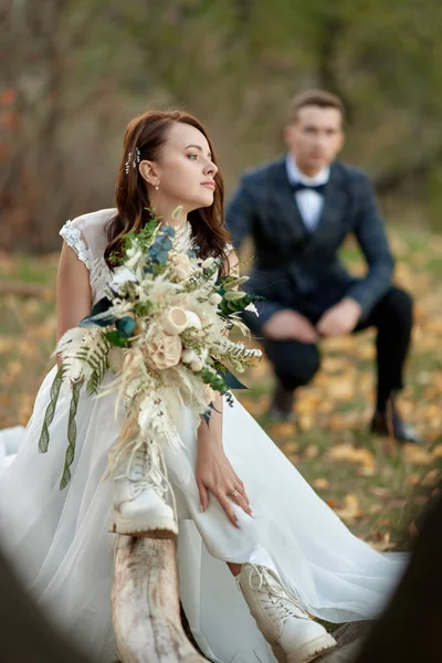 Beautiful Bride White Boots Sitting Tree Holding Autumn Bouquet Blur — Stock Photo, Image
