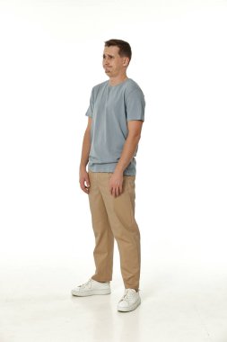 Beyaz arka planda hayal kırıklığına uğramış genç bir adam. Üzüntü