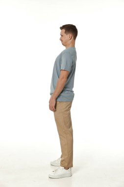 Beyaz arka planda hayal kırıklığına uğramış genç bir adam. Üzüntü