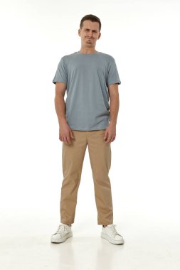 Beyaz arka planda hayal kırıklığına uğramış genç bir adam. Üzüntü