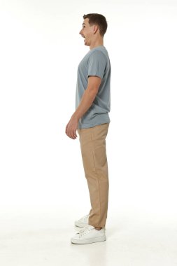 Beyaz stüdyo arka planında kameraya bakan şaşırmış bir adam.