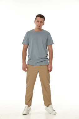 Beyaz arka planda hayal kırıklığına uğramış genç bir adam. Üzüntü