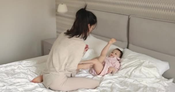 Joven Madre Cosquillas Feliz Despreocupado Pequeño Bebé Hija Mañana Dormitorio — Vídeo de stock