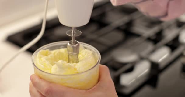 Жіночі Руки Використовують Електричний Мікшер Приготування Солодкого Десерту — стокове відео