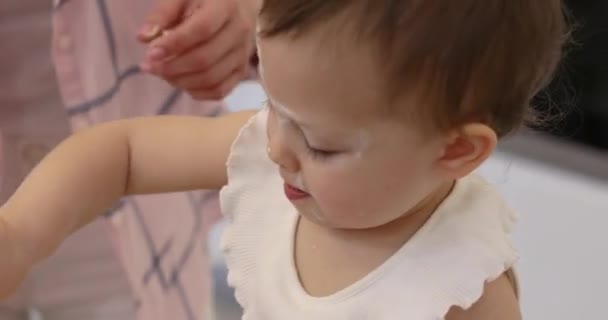 Close Gadis Kecil Sedang Bermain Dengan Adonan Dapur Ibu Mencium — Stok Video