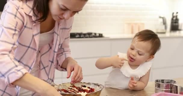 Ibu Dan Bayi Perempuan Kecil Mempersiapkan Adonan Untuk Kue Mangkok — Stok Video