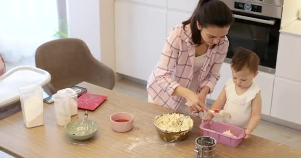Μητέρα Και Μικρό Παιδί Κόρη Προετοιμασία Muffins Μαζί Στην Κουζίνα — Αρχείο Βίντεο