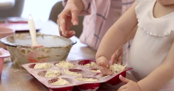 Close Ibu Dan Anak Kecil Mempersiapkan Muffin Mentah Dalam Bentuk — Stok Video