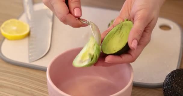 Nahaufnahme Weiblicher Hände Nimmt Das Fruchtfleisch Der Avocado Mit Einem — Stockvideo