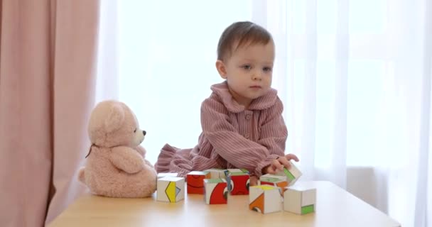 Glücklich Niedliches Kleines Kind Baby Mädchen Spielt Mit Würfeln Auf — Stockvideo