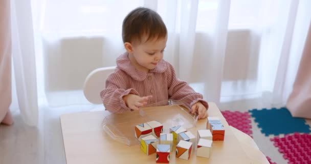 Šťastný Roztomilý Malé Dítě Holčička Hrát Kostkami Stole Svém Pokoji — Stock video
