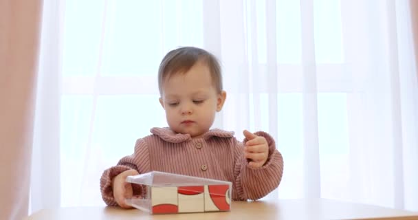 彼女の部屋のテーブルのキューブで遊んでいる幸せなかわいい子供の赤ん坊の女の子 — ストック動画