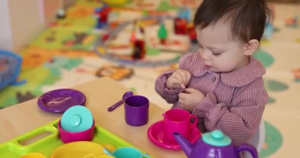 Heureux Mignon Petit Enfant Bébé Fille Jouer Avec Des Tasses — Video