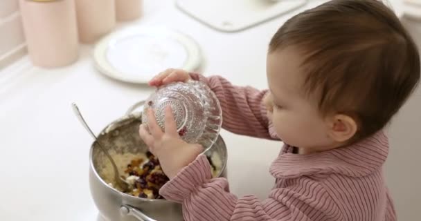 Маленька Дівчинка Кладе Ягоди Тісто Сирних Млинців Кухню — стокове відео