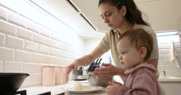 妈妈和可爱的小女儿正在准备自制的奶酪煎饼 快乐的一家人一起做饭 — 图库视频影像