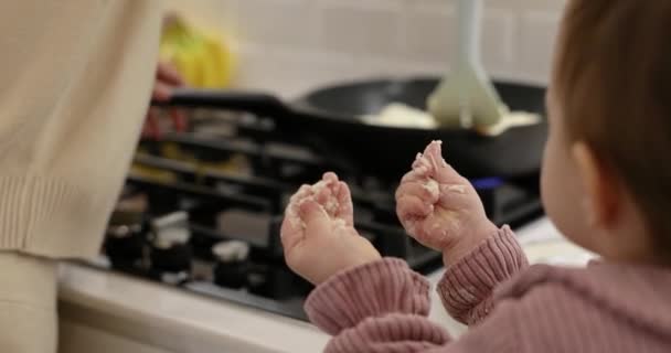 Anne Küçük Tatlı Kız Yapımı Peynirli Krep Hamurundan Şekilleniyor Mutlu — Stok video