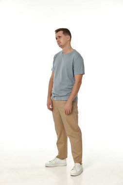 Beyaz arka planda hayal kırıklığına uğramış genç bir adam. Üzüntü