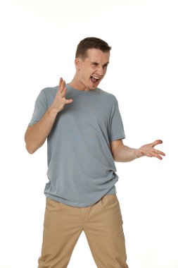 Beyaz stüdyo arka planında bağıran sinirli adam.