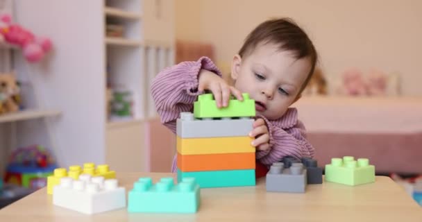 Sevimli Beyaz Küçük Kız Odasındaki Masada Inşaat Bloklarıyla Oynuyor — Stok video