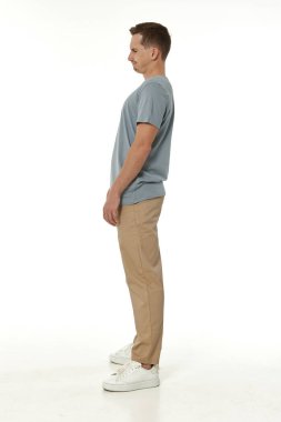 Beyaz arka planda hayal kırıklığına uğramış genç bir adam. Üzüntü