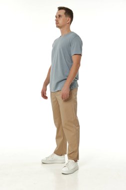 Beyaz arka planda yakışıklı, genç sakin bir adam.