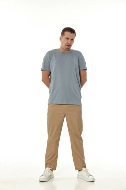 Beyaz arka planda hayal kırıklığına uğramış genç bir adam. Üzüntü