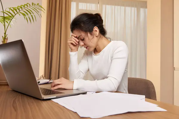 Gestresste Vermoeide Vrouw Die Thuis Laptop Werkt — Stockfoto