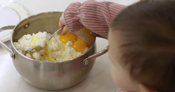 Маленька Дівчинка Використовує Ложку Щоб Змішати Тісто Сирних Млинців Кухні — стокове відео