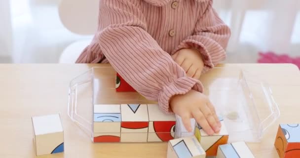 Счастливая Милая Маленькая Девочка Играющая Кубиками Столе Своей Комнате — стоковое видео