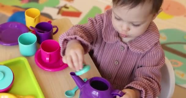 Niño Lindo Feliz Niña Jugando Con Tazas Juguete Plástico Habitación — Vídeos de Stock